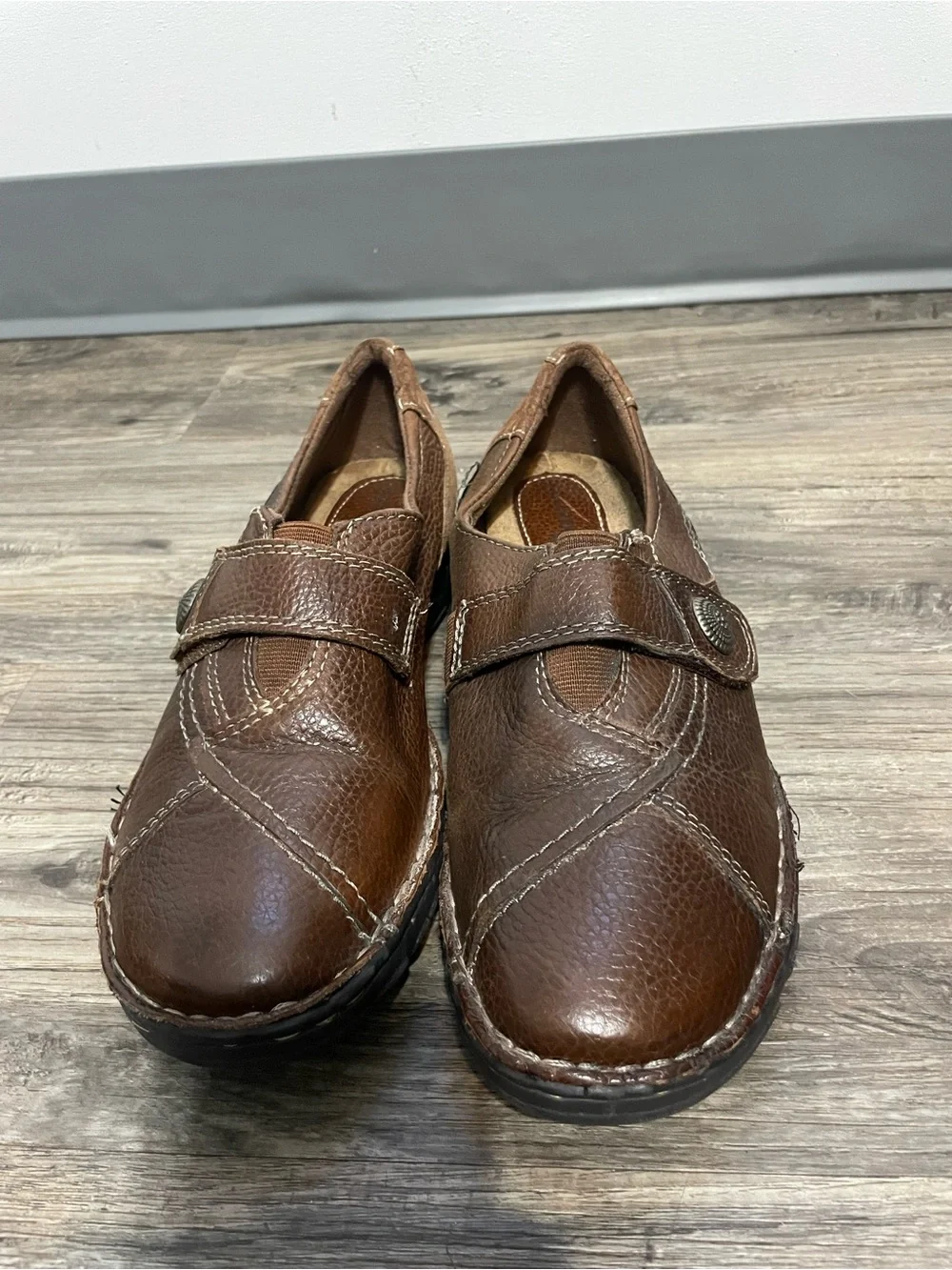 Women Earth origins Casual Brown Slip-On Leather Shoe Button Accent size 8/5